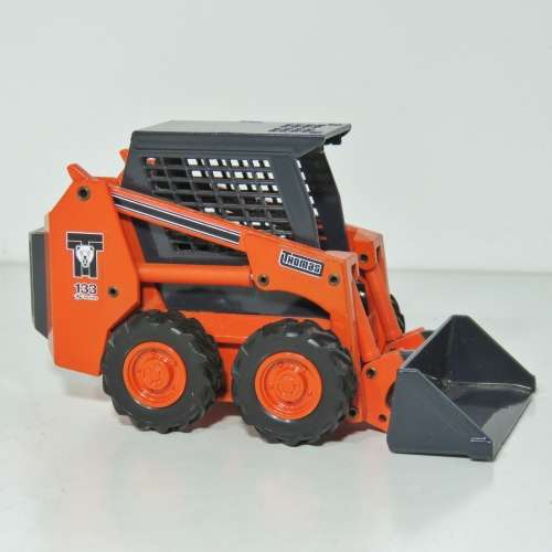 JOAL Thomas 133 S-Series skid steer die-cast construction model - Scale 1/32
