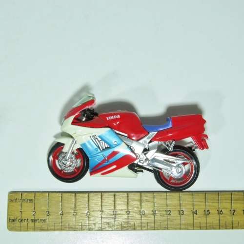 Maisto Yamaha FZR 600 R model motorcycle - Scale 1/18