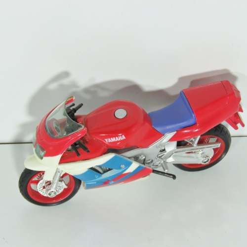 Maisto Yamaha FZR 600 R model motorcycle - Scale 1/18
