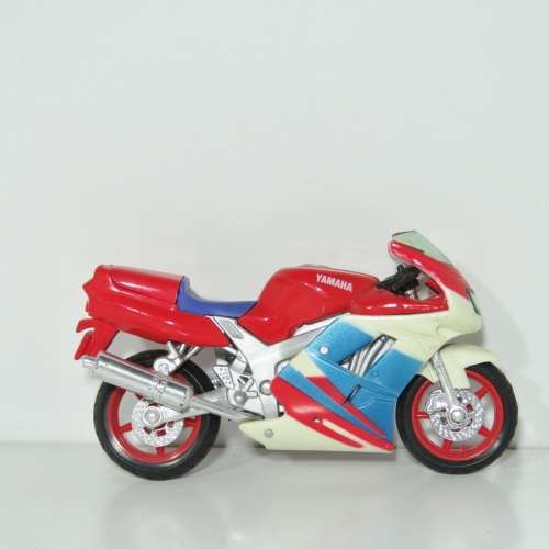 Maisto Yamaha FZR 600 R model motorcycle - Scale 1/18