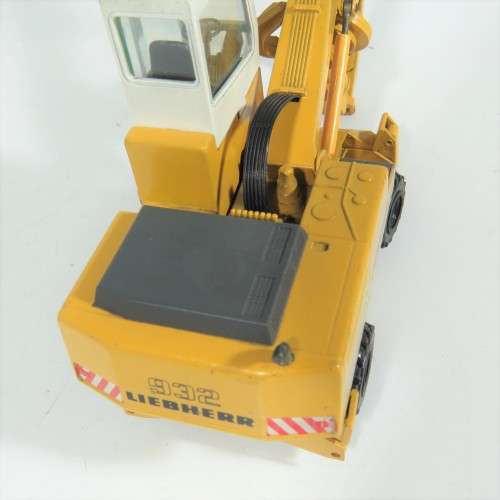 Conrad #2832 Liebherr 932 Litronic excavator with grapple die-cast construction model - Scale 1/50