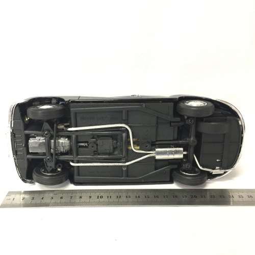 Maisto 1955 BMW 502 convertible model car - scale 1/18 - cherubs on bonnet design