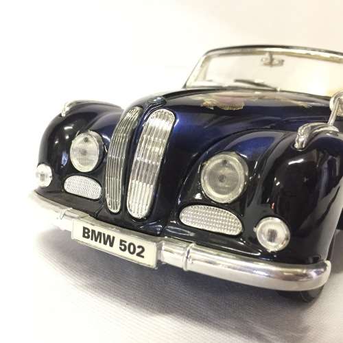 Maisto 1955 BMW 502 convertible model car - scale 1/18 - cherubs on bonnet design