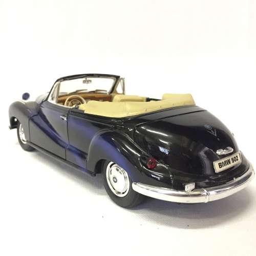 Maisto 1955 BMW 502 convertible model car - scale 1/18 - cherubs on bonnet design