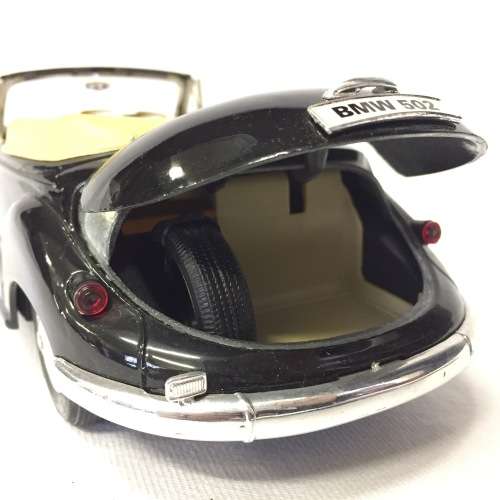 Maisto 1955 BMW 502 convertible model car - scale 1/18 - cherubs on bonnet design