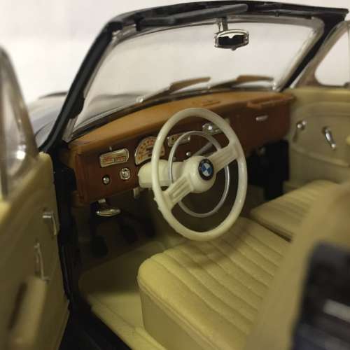 Maisto 1955 BMW 502 convertible model car - scale 1/18 - cherubs on bonnet design