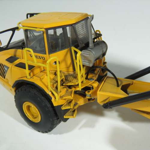Volvo A40 D Articulated dump truck die-cast construction model - Scale 1/50 - Rear wheels repaired