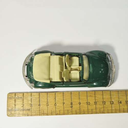 Maisto Volkswagen 1303 Beetle Cabriolet model car - Scale 1/36