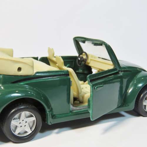 Maisto Volkswagen 1303 Beetle Cabriolet model car - Scale 1/36
