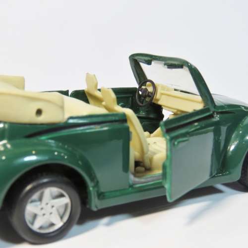 Maisto Volkswagen 1303 Beetle Cabriolet model car - Scale 1/36