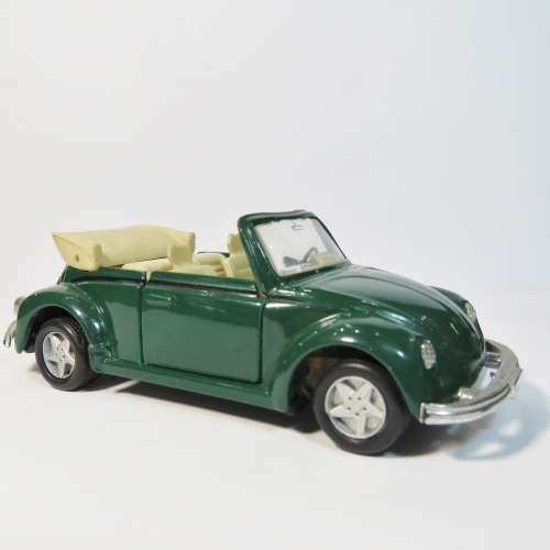 Maisto Volkswagen 1303 Beetle Cabriolet model car - Scale 1/36