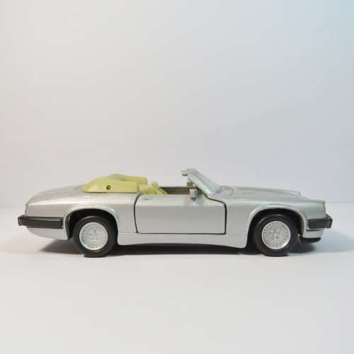 Maisto Jaguar XJS V12 model car - Pull back action - Scale 1/40