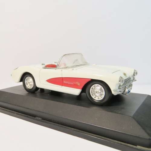 Road Signature 1957 Chevrolet Corvette model car - Scale 1/43