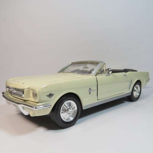 Motor Max 1964 Ford mustang convertible model car - Scale 1/24