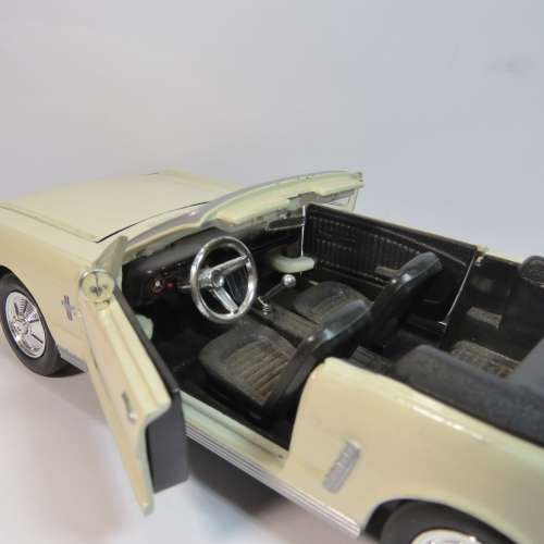 Motor Max 1964 Ford mustang convertible model car - Scale 1/24