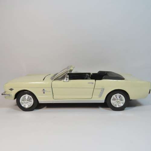 Motor Max 1964 Ford mustang convertible model car - Scale 1/24