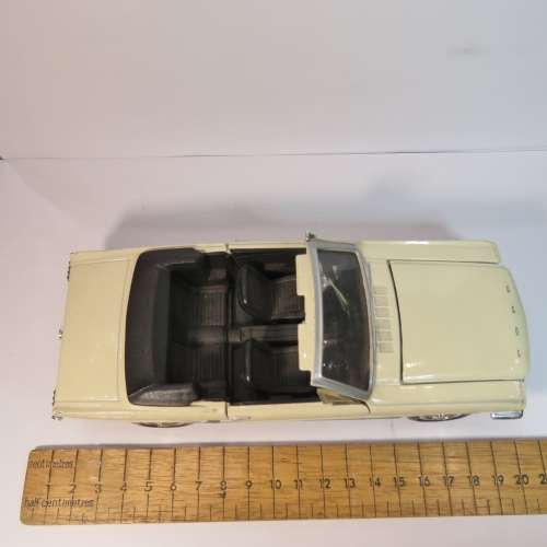 Motor Max 1964 Ford mustang convertible model car - Scale 1/24