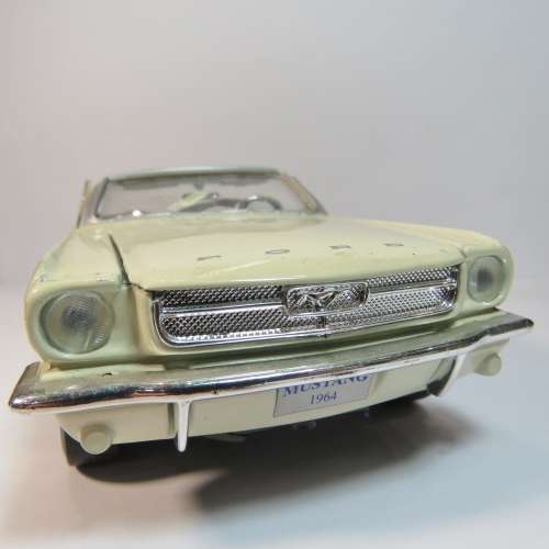 Motor Max 1964 Ford mustang convertible model car - Scale 1/24