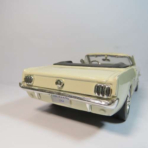 Motor Max 1964 Ford mustang convertible model car - Scale 1/24
