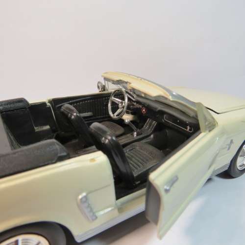Motor Max 1964 Ford mustang convertible model car - Scale 1/24