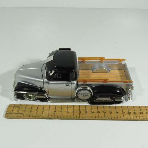 Jada Toys 1951 Chevrolet pickup model truck - Scale 1/24