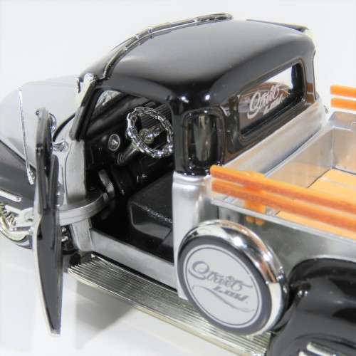 Jada Toys 1951 Chevrolet pickup model truck - Scale 1/24