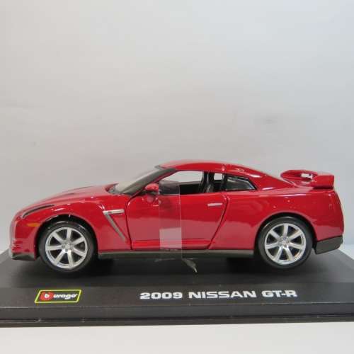 Bburago 2009 Nissan GT-R model car in case - Scale 1/32