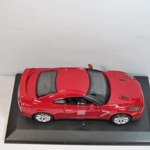 Bburago 2009 Nissan GT-R model car in case - Scale 1/32