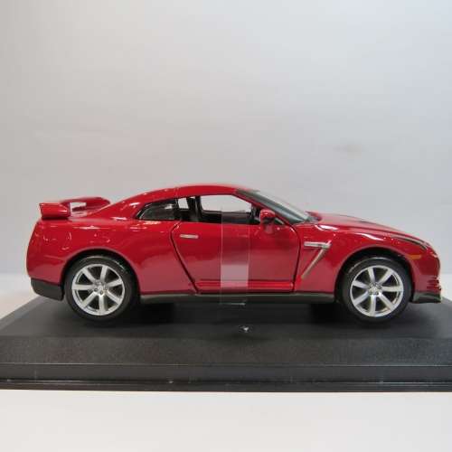 Bburago 2009 Nissan GT-R model car in case - Scale 1/32