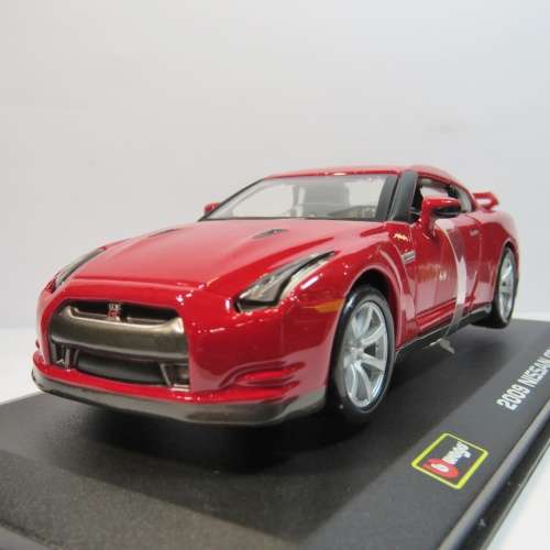Bburago 2009 Nissan GT-R model car in case - Scale 1/32