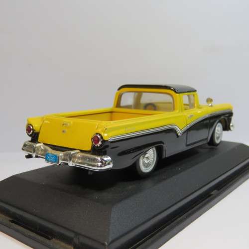 Road Signature 1957 Ford Ranchero die-cast model in box - Scale 1/43