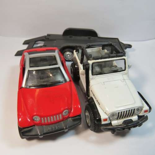 Maisto Jeep Wrangler Rubicon with Jeep Jeepster on trailer