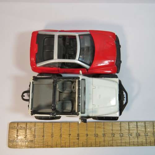 Maisto Jeep Wrangler Rubicon with Jeep Jeepster on trailer