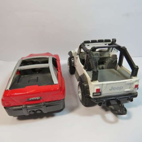 Maisto Jeep Wrangler Rubicon with Jeep Jeepster on trailer
