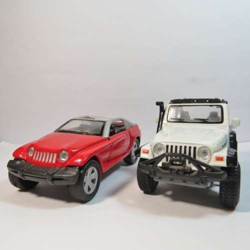 Maisto Jeep Wrangler Rubicon with Jeep Jeepster on trailer