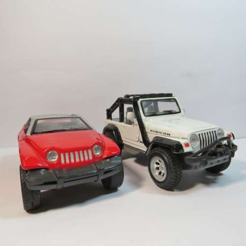 Maisto Jeep Wrangler Rubicon with Jeep Jeepster on trailer