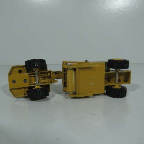 Norscot Caterpillar 613C wheel tractor scraper die-cast construction model - Scale 1/50
