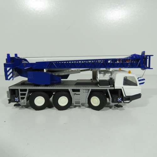 Conrad #2099 Tadano Faun ATF 45-3 mobile crane construction model - Scale 1/50