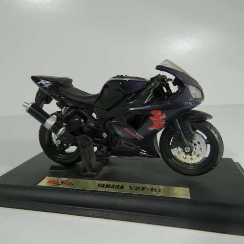 Maisto Yamaha YZF-R1 model motorcycle  scale 1/18
