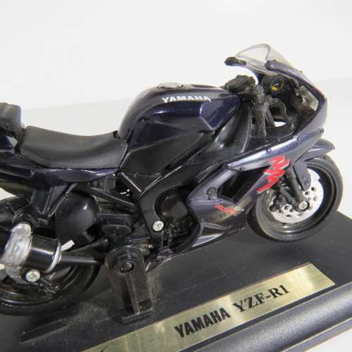 Maisto Yamaha YZF-R1 model motorcycle  scale 1/18