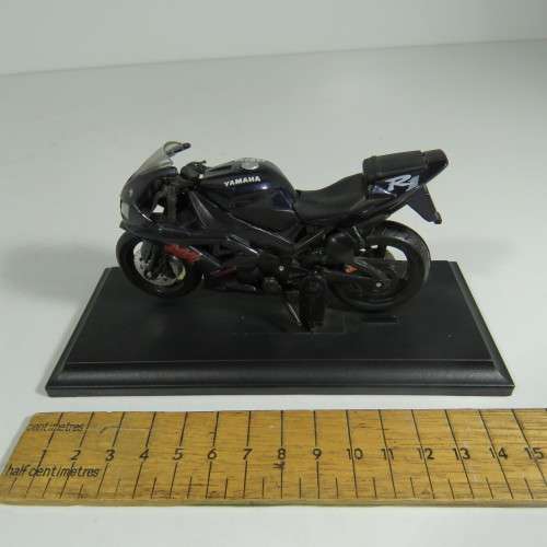 Maisto Yamaha YZF-R1 model motorcycle  scale 1/18