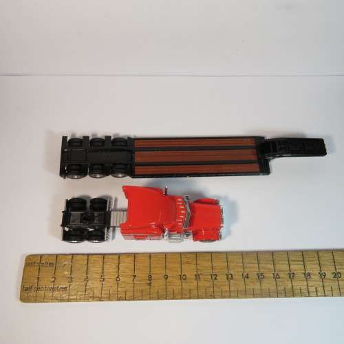 Norscot Peterbilt truck with lowboy trailer - Plastic model - Scale 1/87
