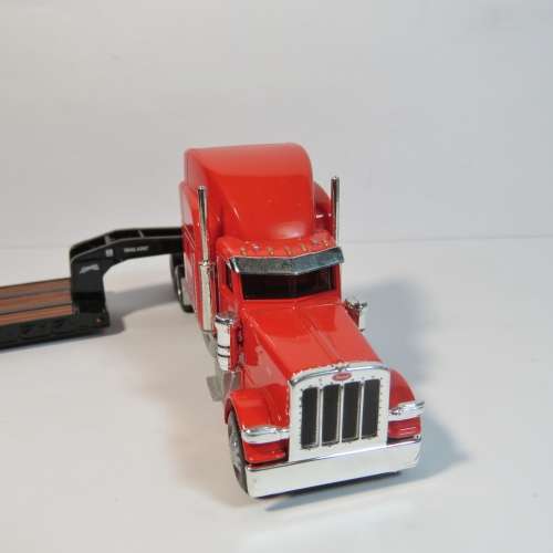 Norscot Peterbilt truck with lowboy trailer - Plastic model - Scale 1/87