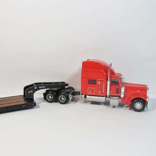 Norscot Peterbilt truck with lowboy trailer - Plastic model - Scale 1/87