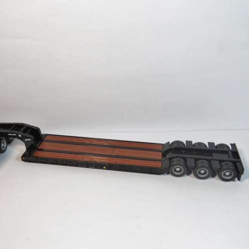 Norscot Peterbilt truck with lowboy trailer - Plastic model - Scale 1/87