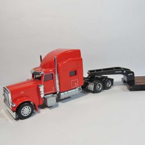 Norscot Peterbilt truck with lowboy trailer - Plastic model - Scale 1/87