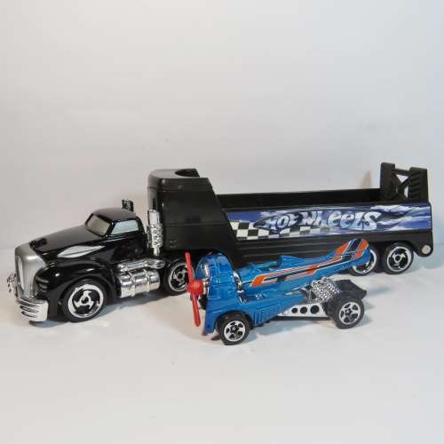 Hot Wheels K5137 truckin Transporter truck with dog fighter car