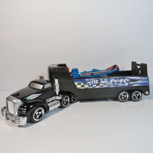 Hot Wheels K5137 truckin Transporter truck with dog fighter car