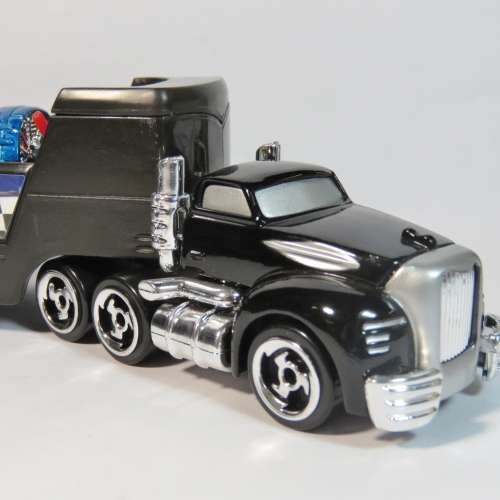 Hot Wheels K5137 truckin Transporter truck with dog fighter car