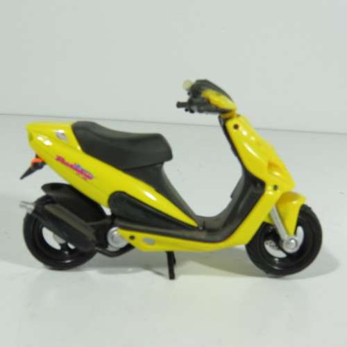 Maisto Phantom F-12 scooter model motorcycle - Scale 1/18